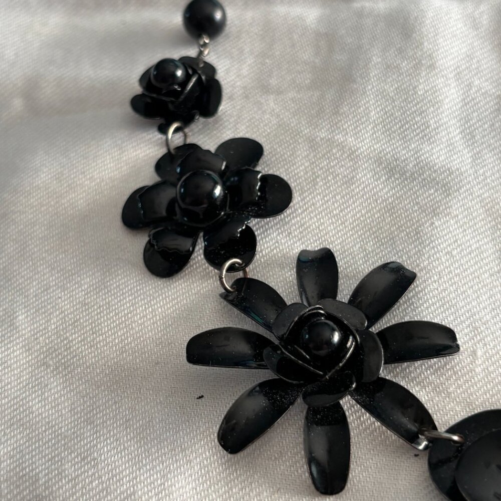 Claire’s Black Enamel Flower Statement Necklace Floral Bib Gunmetal Chain - Picture 3 of 10